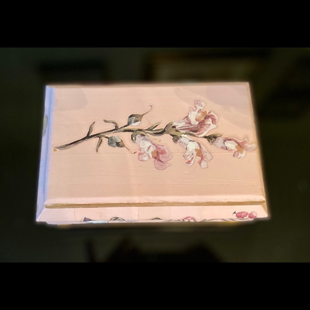Hand painted vintage keepsake box, floral decor. - Picture 7 of 9